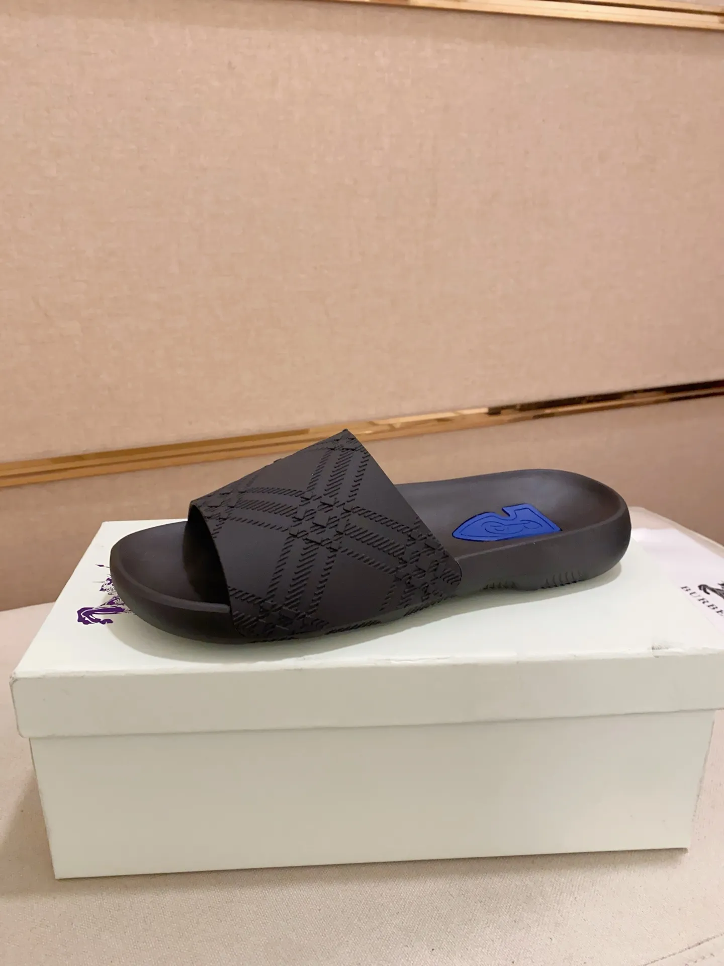 Men's shoes 💰: 320💰 [Burberry slippers] High-end men's shoes brand official website 1:1 latest masterpiece: original mold customization, the fabric is made of imported original rubber material, upgraded outsole, lighter and non-slip. The market's top quality, simple yet tasteful, a must-have for fashionistas, fashionable at your feet, full of confidence, the same style at the counter 👍The season of summer slippers is here. Code: 39-46